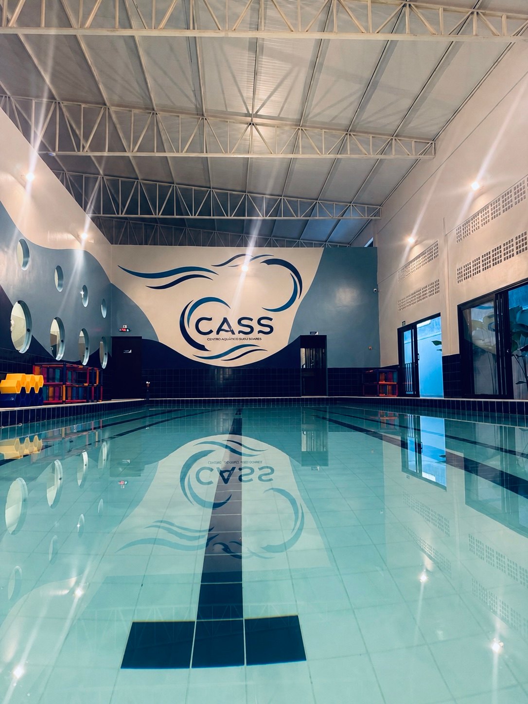 Aula de natação no centro aquático CASS com acompanhamento técnico